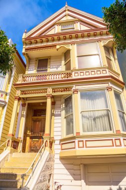 San Francisco, Kaliforniya, ABD - 17 Ağustos 2016: Yedi Kız Kardeş veya Sarı Renkli Boyalı Hanımlardan biri, Haight-Ashbury Viktorya Dönemi Evleri, çeşitli renkleri ve zarafetiyle ünlü.