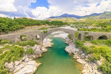 Arnavutluk 'taki Mesi Köprüsü, tuhaf bir köydeki Kir Nehri' ni kapsayan şaşırtıcı bir mimari harikası. Osmanlı döneminden kalma bu tarihi taş köprü, çevreye bir miras hissi veriyor..