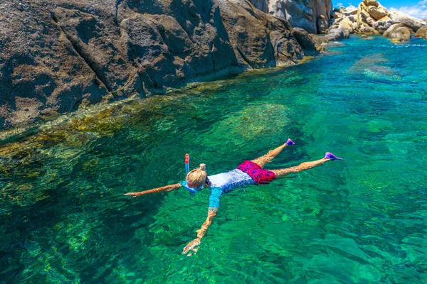 サンタンアンドレアのビーチでのシュノーケリングのトップビュー岩や入り江 エルバ島とコートパイアンサイド 休日の旅行でティレニア海の澄んだ水の中の女性 イタリア セント アンドリューは人気の海辺のリゾート — ストック写真