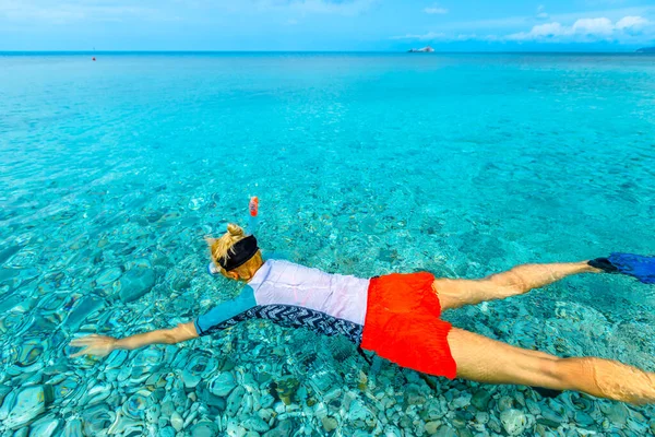 Mujer Snorkel Traje Neopreno Aletas Aguas Turquesas Ghiaie Beach Isla — Foto de Stock