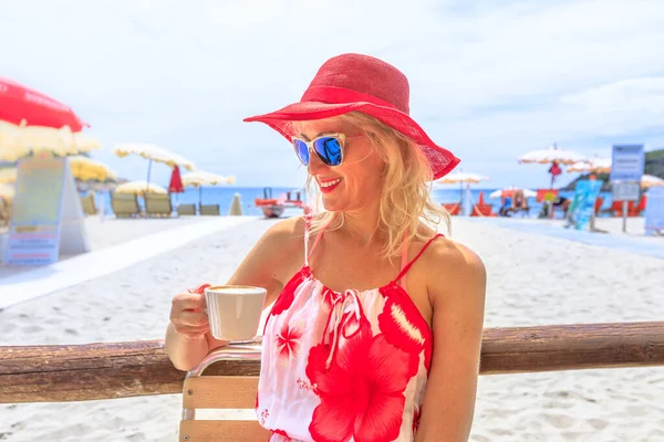 Wanita Pelancong Kaukasia Dengan Baju Merah Sedang Sarapan Minum Cappuccino — Stok Foto