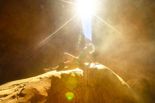 Turistkvinna Sitter Klippa Med Ljusa Soleffekter Med Sand Flyger Den — Stockfoto