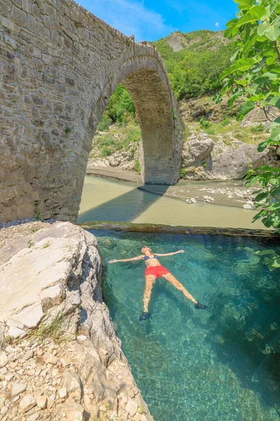 Mientras Sol Brilla Superficie Piscina Natural Junto Puente Kadiut Albania —  Fotos de Stock
