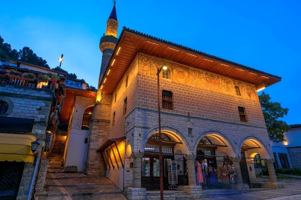 Ahogy Albániában Besötétedett Berat Városa Varázslatos Látványossággá Változott Melyet Fények Stock Kép