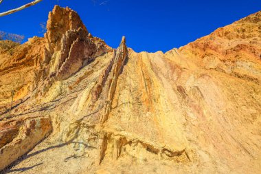 Ochre Pits 'in canlı renklerine yakın çekim West Mcdonnell Sıradağları, Kuzey Toprakları, Avustralya' da, Larapinta Patikası boyunca Alice Springs 'in 100 kilometre batısında bir mineral kaya oluşumu..