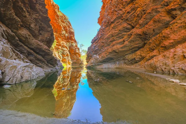 辛普森湾和永久水坑反映了澳大利亚中部拉拉平塔小径爱丽丝泉附近北部西麦克唐纳山脉的悬崖 — 图库照片