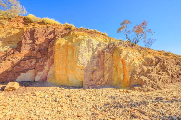 ドライリバークリークのオクルピットは 西マクドネル山脈国立公園内の鉱物オクルのカラフルな岩の形成です オーストラリア中央部のノーザンテリトリーにあるアボリジニの聖地 — ストック写真
