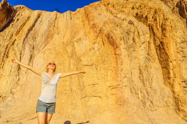 Блондинка Кавказька Туристична Жінка Насолоджуючись Отре Пітс Барвистий Мінеральний Камінь — стокове фото