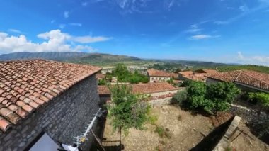 Berat, Arnavutluk 'ta büyüleyici tarihi, olağanüstü mimarisi ve kültürel önemi ile tanınan büyüleyici bir şehir. Osmanlı döneminden kalma evlerinden dolayı sıklıkla Bin Pencere Şehri olarak adlandırılır.