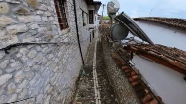 Berat şehri, İliryalılar, Romalılar, Bizanslılar ve Osmanlılar 'dan esinlenerek uzun ve katıksız bir tarihe sahiptir. Parti önemli tarihi olaylara tanık oldu ve Arnavut mirasının şekillendirilmesinde önemli rol oynadı.