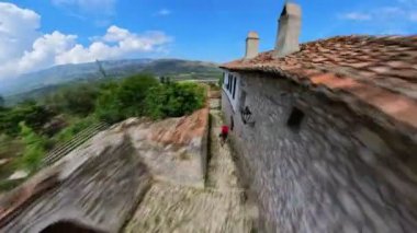 Bir UNESCO sitesi olarak tanınan güzel Berat kentini keşfeden bir kadın turistin HYPER-LAPSE hava görüntüsü. Berat, inanılmaz bir Osmanlı mimarisi ve farklı bir şehir planına sahip..