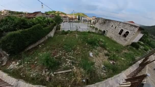 Widok Lotu Ptaka Miasto Berat Położone Nad Brzegiem Rzeki Osum — Wideo stockowe