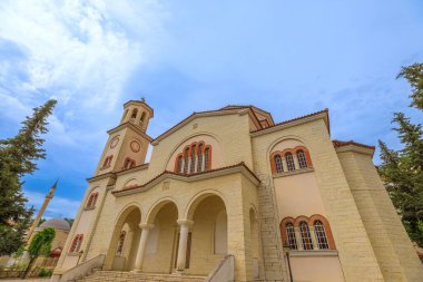 Büyüleyici şehir Berat 'ta, San Demetrius Kilisesi' nde. Renkli freskler ve kutsal simgelerle süslenmiş iç mekan, dinginlik ve bağlılık hissi yayar..