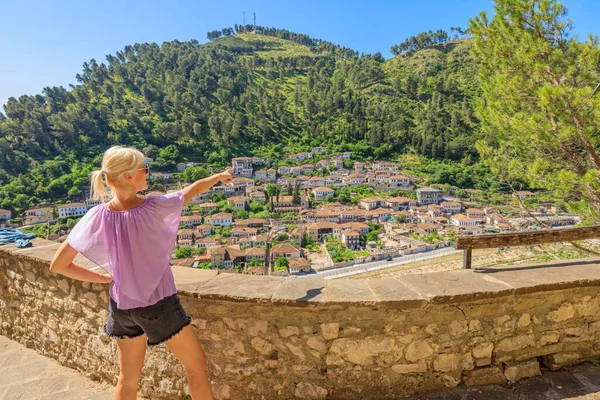 Γυναίκα Τουρίστρια Εθεάθη Απολαμβάνει Την Εκπληκτική Θέα Του Berat Από — Φωτογραφία Αρχείου