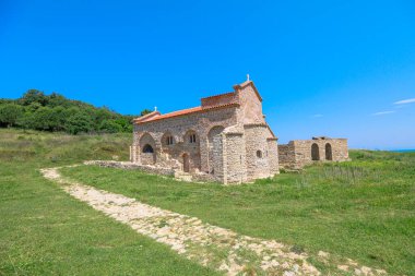 Rodon St. Anthony Kilisesi Burnu Arnavutluk 'un Rodon Burnu' nda yer alan tarihi ve dini bir yerleşim yeridir. Bu büyüleyici kilise bölgede önemli bir kültürel ve manevi değere sahip..