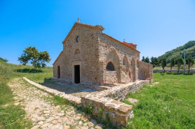 Aziz Anthony Kilisesi mimarisi, geleneksel Arnavut tasarımı ve dini etkilerinin bir karışımını yansıtarak ziyaretçiler ve ibadet edenler için resim gibi bir ortam yaratıyor. 16. yüzyıla dayanıyor..