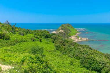 Arnavutluk kıyılarındaki Rodon Burnu, Adriyatik Denizi 'nin muhteşem bir doğa harikası ve tarihi mekanıdır. Bu pelerin engebeli uçurumları, el değmemiş plajları ve büyüleyici panoramik manzaralarıyla ünlüdür..
