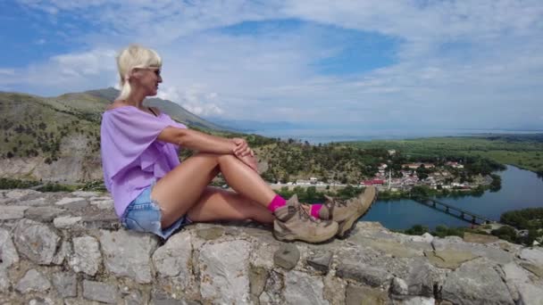 Touristin Auf Der Burg Rozafa Albanien Die Burg Von Rozafa — Stockvideo