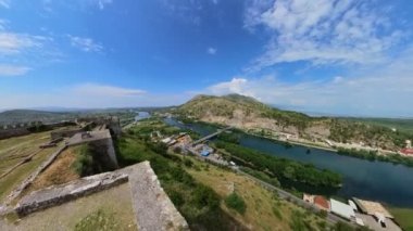 Shkoder, Arnavutluk - 9 Haziran 2023: Rozafa kalesi, stratejik konumu ve güçlü savunma kapasitesiyle, havadan büyüleyici bir manzara sunuyor.