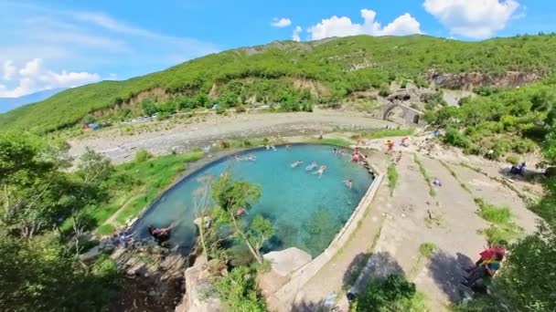 阿尔巴尼亚吉罗卡斯特 2023年6月2日 阿尔巴尼亚卡迪乌桥旁的天然游泳池 在这个迷人的阿尔巴尼亚环境中 提供了一个宁静的逃生空间和与自然联系的机会 — 图库视频影像
