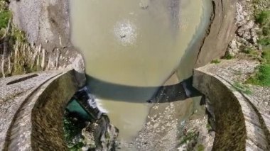 Bağlantının ve mirasın sembolü olan Arnavut Kadiut Köprüsü, gezginleri zamansız cazibesine hayranlıkla karşılayarak ve Arnavutların mimari mirasının özünü ele geçirerek büyüleyici bir simge görevi görüyor..