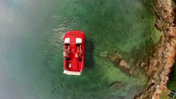 Drönare Syn Människor Par Trampbåt Glider Smidigt Över Lugna Vatten — Stockvideo