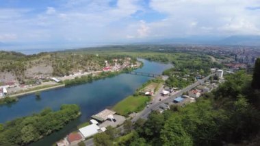 Rozafa kalelerinden yükselen panoramik manzara, Arnavutluk 'ta aşağıda birleşen Buna, Drin ve Kir nehirlerinin güzelliğini gözler önüne seren nefes kesici bir zemin sağlıyor..