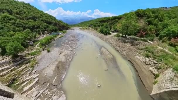 Kadiut Bridge Albanien Visar Upp Ett Rikt Kulturarv Omgiven Natursköna — Stockvideo