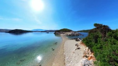 Çarpıcı güzellikleri ve berrak turkuaz sularıyla tanınan Arnavutluk 'un Ksamil Adaları' nın insansız hava aracı görüntüsü, bu adalar son yıllarda Arnavutluk 'un popüler bir turizm beldesi haline geldi.
