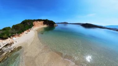 Ksamil Takımadası 'nın ikiz adalarının drone görüntüsü yemyeşil, kayalık manzaraları ve yumuşak kumlu ve kristal berrak sularıyla karakterize edilir..
