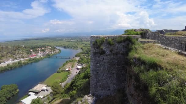 アルバニアのロザファ城の戦略的な場所に魅了され 人々は侵略軍から住民を守る 恐ろしい防御拠点としての役割を熟考することができます — ストック動画