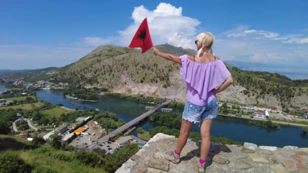 Kobieta Albańską Flagą Zamku Rozafa Albanii Zamek Oferuje Zapierające Dech — Wideo stockowe