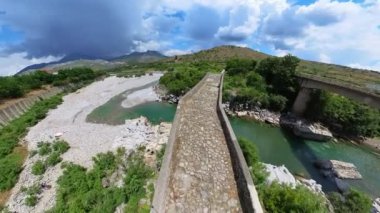 Arnavutluk 'ta yer alan Mesi Köprüsü' nün havadan görünüşü, Mesi kasabasındaki Kir Nehri boyunca uzanan bir mimari mücevher. Bu tarihi taş köprü, Osmanlı dönemine dayanıyor..
