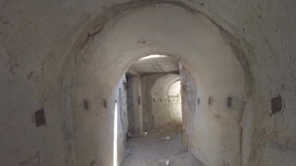 Das Innere Der Kleinen Bunker Albaniens Ist Kompakt Und Spartanisch — Stockvideo