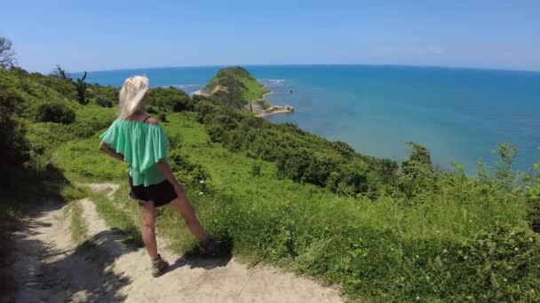 Turista Mujer Cabo Rodon Albania Héroe Albanés Skanderbeg Construyó Castillo — Vídeo de stock