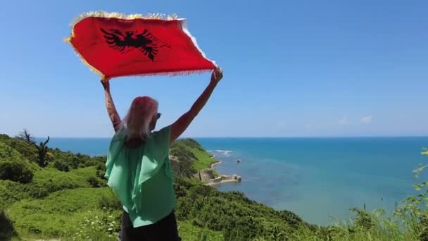 Kvinna Håller Stolt Den Albanska Flaggan När Hon Står Rodon — Stockvideo