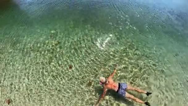 Vista Del Dron Mujer Nadando Playa Las Islas Ksamil Ksamil — Vídeo de stock