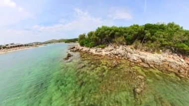 Arnavutluk 'ta unutulmaz bir tekne gezisi sırasında büyüleyici bir insansız hava aracı perspektifinden Ksamil adalarının nefes kesici güzelliğinin deneyimi