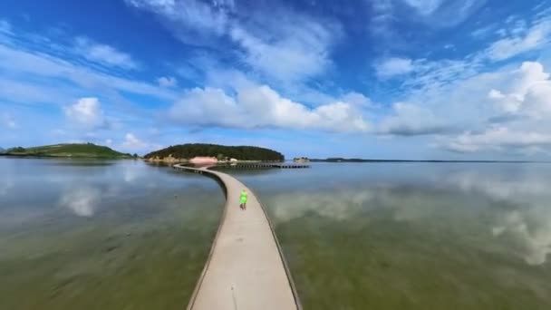 Hyper Lapse Visão Drone Mulher Turista Caminhando Ponte Pedonal Para — Vídeo de Stock