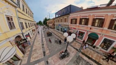 Shkoder, Arnavutluk - 1 Mayıs 2023: İnsanlar küçük noktalar gibi hareket ederek kentleri dinamik enerji hissi veriyor. Sokak sesleri yumuşar, gözlemcinin yukarıdan gelen görselliği takdir etmesini sağlar.