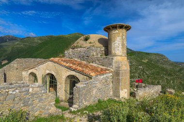 Tarihi 13. yüzyıla dayanan eski kalıntılarıyla Borsh Castle, İyon Denizi ve Arnavut Rivierası 'nın nefes kesici hava manzaralarını sunuyor. Turistik bir yer..