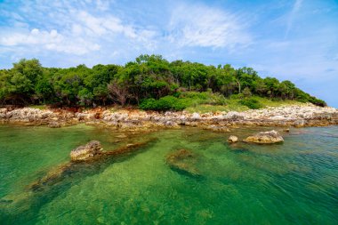 Turkuvaz sularının keşfi davet ettiği, güneşin sıcağında güneşlendiği ve Arnavutluk 'ta gizli koylar ve manzaralı plajlar bulduğu Ksamil adalarının resiflerinde hoş bir macera..