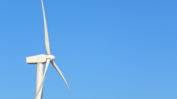 Turbina Eólica Cerca Para Energía Limpia Contra Cielo Azul Proporcionan — Vídeo de stock
