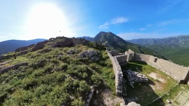 息をのむような空の眺めは ボルシュ城の戦略的な場所と景観との統合を示し アルバニアの古代の考古学的遺跡の豊かな歴史と魅力を垣間見ることができます — ストック動画