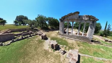 Apollonia, Arnavutluk 'ta bulunan antik bir arkeoloji sahası. Ülkedeki en önemli ve iyi korunmuş antik kentlerden biri olarak önemli bir tarihi öneme sahiptir. Hava görünümü.