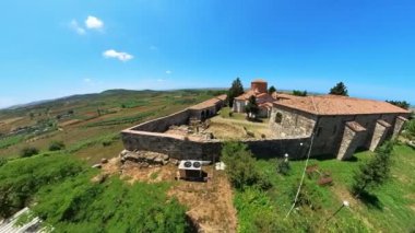 Arnavutluk 'taki Apollonia arkeoloji sahasındaki Aziz Mary Kilisesi ve Manastırı' nın havadan görünüşü. Apollonia bölgesi MÖ 6. yüzyılda Tanrı Apollo için Korint Yunancası sömürgeciler tarafından kuruldu..