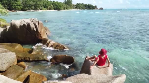 Slow Motion Happy Turysta Kobieta Czerwonej Sukni Patrząc Anse Poważne — Wideo stockowe