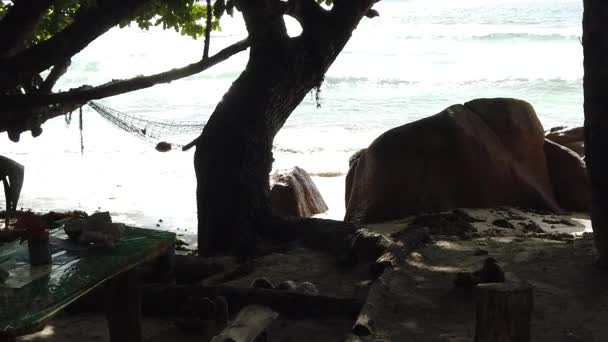 慢动作 普拉辛岛的海滩 有木制桌子 来自安塞严重海滩 有红色的天空 Anse Severe是塞舌尔La Digue最受欢迎的海滩之一 地平线上海面上的暮色 — 图库视频影像