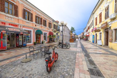 Shkoder, Arnavutluk - 1 Mayıs 2023: Sokak perspektifinden, Şkodra şehir merkezinin manzarası nefes kesici bir manzara. Bakış açısı, Arnavutluk 'un en güzel kentlerinden birinin üzerinde asılı duruyor.