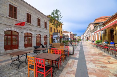 Shkoder, Arnavutluk - 1 Mayıs 2023: Şkodra şehir merkezindeki sokaklar, farklı dönemlerden kalma mimari tarzların bir karışımını yansıtan dar ve dolambaçlı yollar oluşturdu.